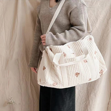 Lade das Bild in den Galerie-Viewer, BabyBag Wickeltasche - perfekt für unterwegs
